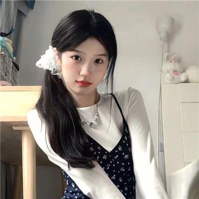 她在这里